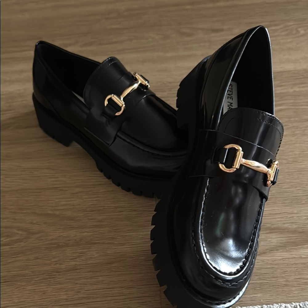 Steve Madden Black and Gold Flats with Elegant Design